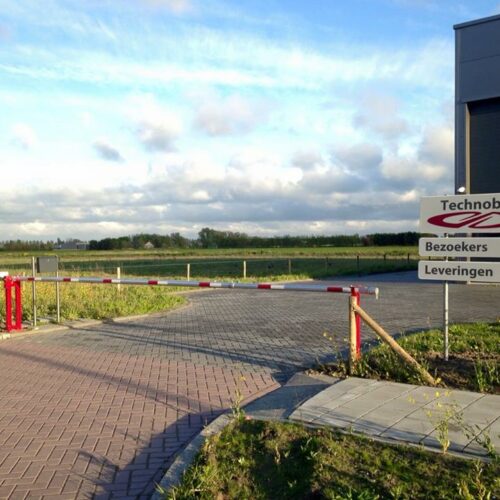 Handbediende Slagboom budget 65 Handbediende slagboom Budget in een uitvoering van 6.5 meter. Deze is met cilinderslot uitgevoerd.